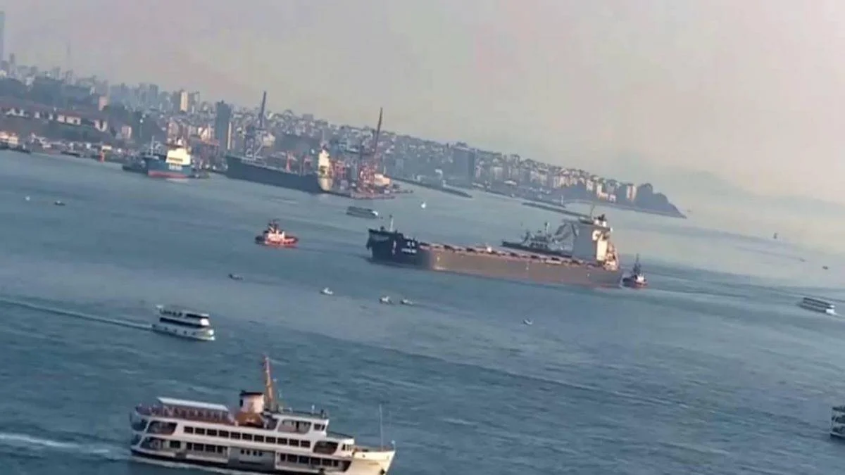 KGEM, İstanbul Boğazı'nda arıza yapan geminin görüntülerini paylaştı