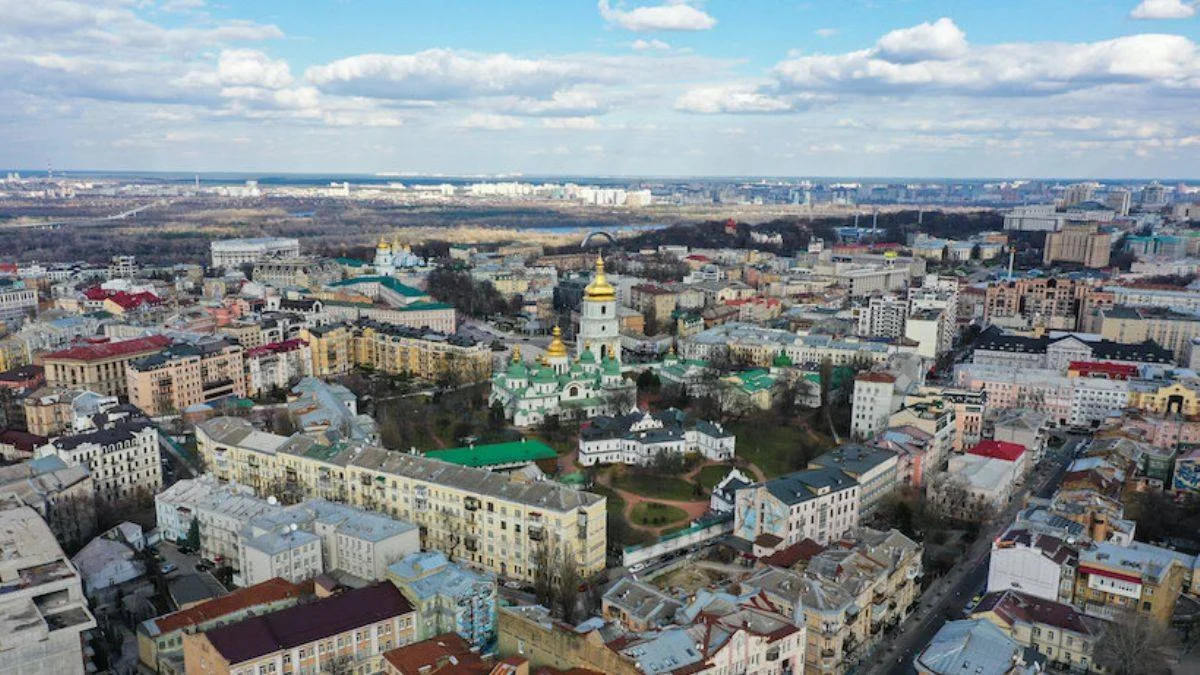Kiev'de siren sesleri duyuluyor, halk başkenti terk ediyor