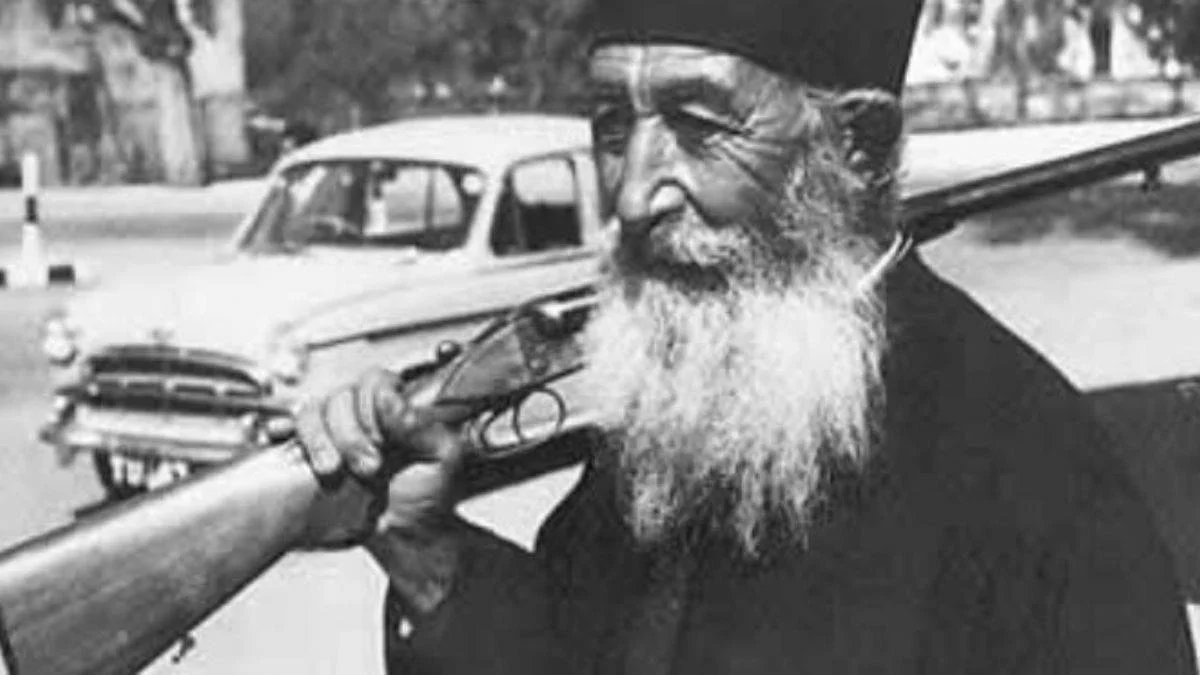 KKTC'den 'silahlı Rum papaz' tepkisi