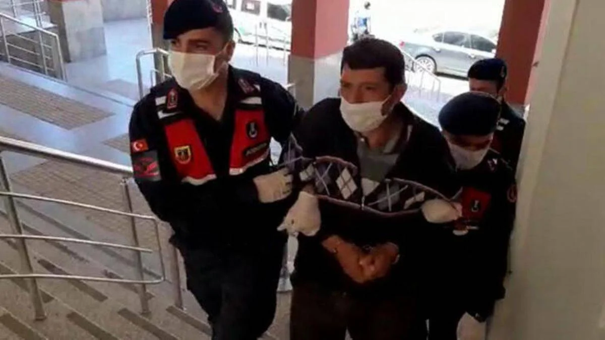 Mektup yazdığı genç kızın anne ve babasını öldürdü