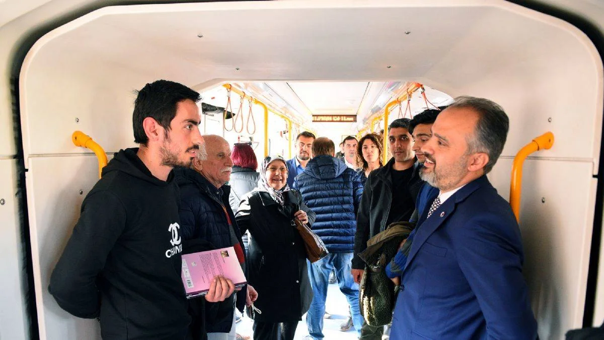 Öğrenciler toplu taşımaya yöneldi! Fiyat yüzde 22 düştü, talep yüzde 62 arttı
