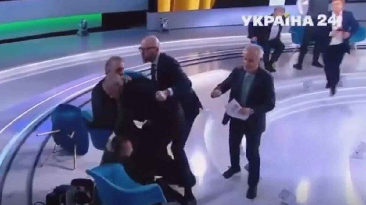 Putin'i övdü, tekme tokat dövüldü!