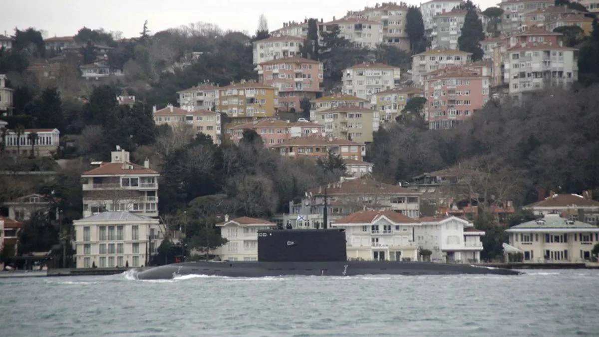 Rus denizaltısı İstanbul Boğazı'ndan geçti
