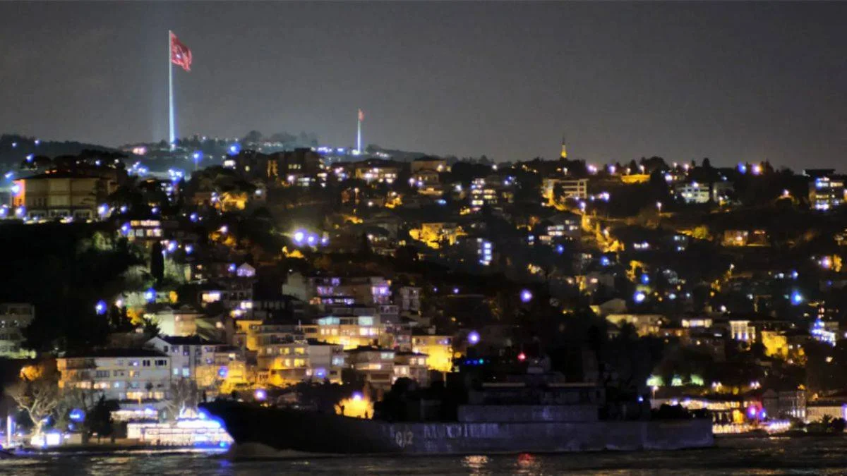 Rus savaş gemileri ışıklarını kapatıp Boğaz'dan geçti