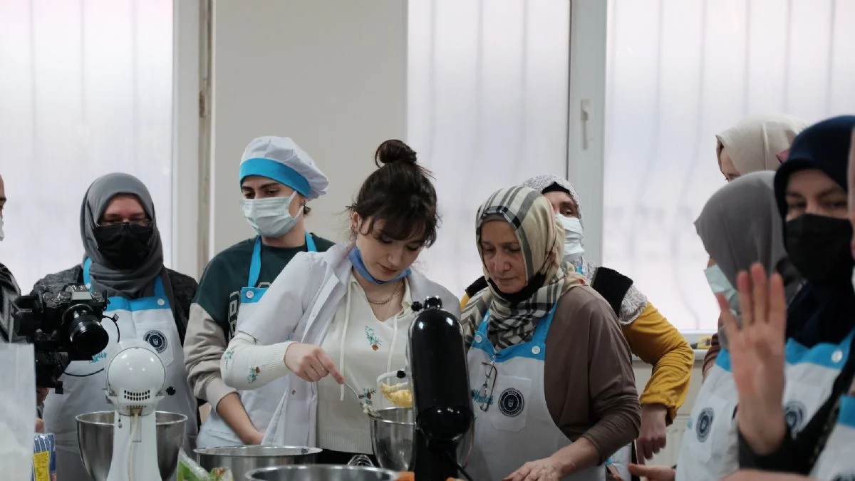 Sessiz mutfağın eşsiz aşçıları! İşaret diliyle pasta börek yaptılar