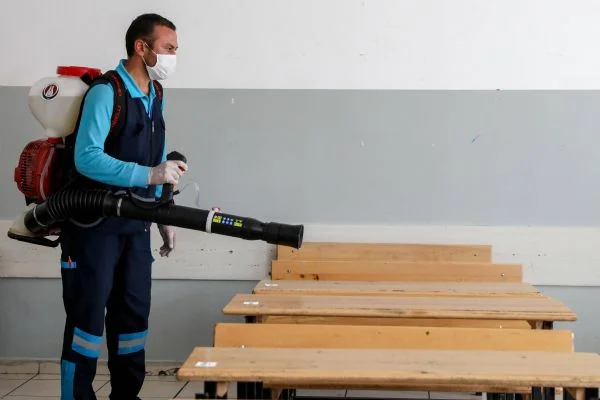 Sincan Belediyesi yarı yıl tatilinde okulları dezenfekte etti