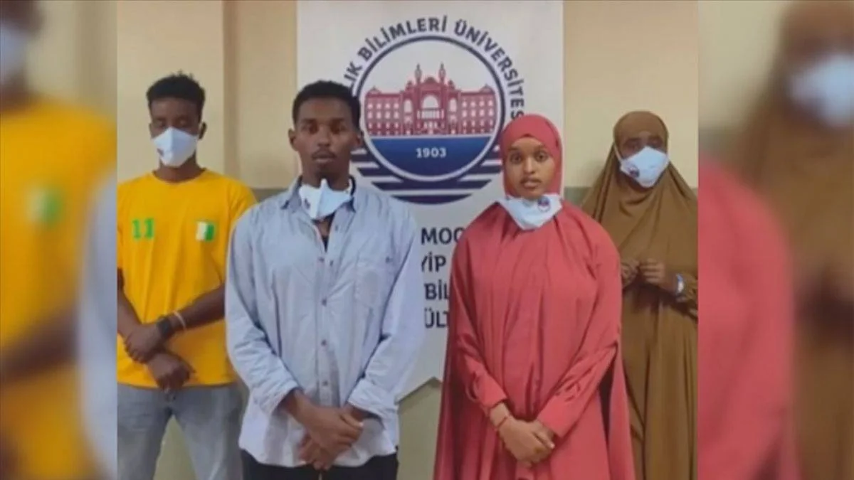 Somalili öğrenciler Erdoğan ve eşi için dua etti