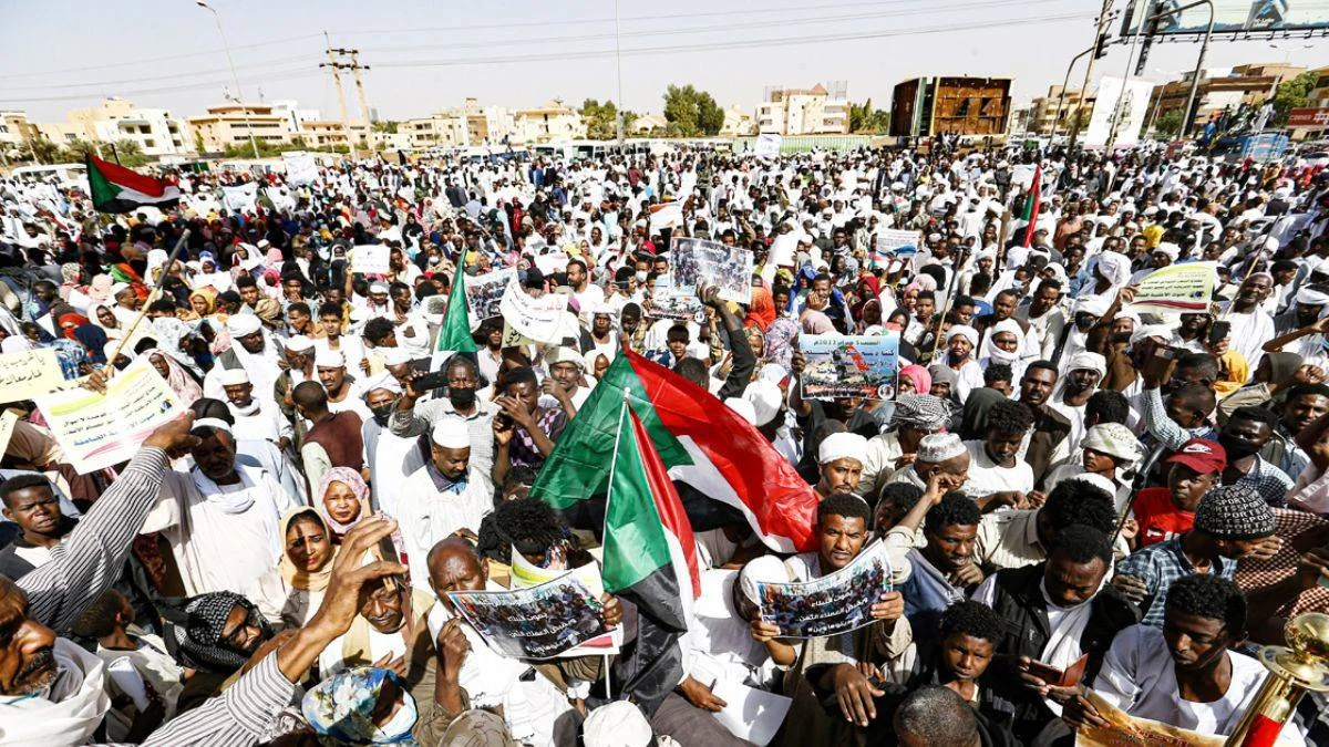 Sudan'da 'Halk bir, ordu bir, ajanlara hayır' sloganları