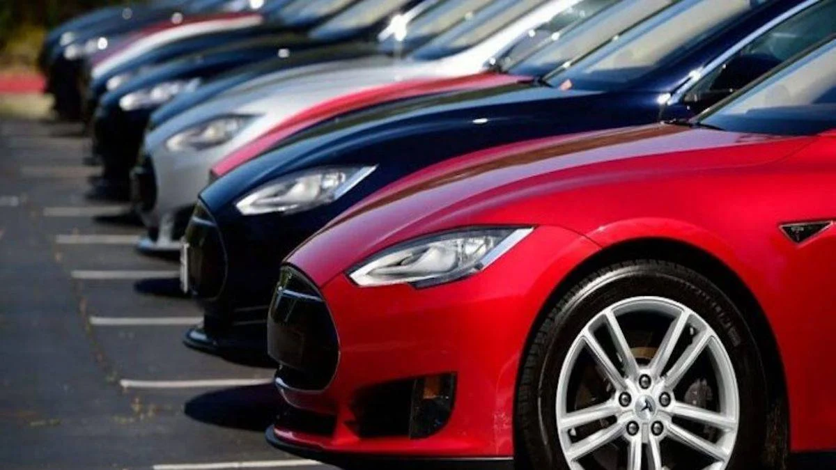 Tesla 817 bin aracını geri çağırıyor