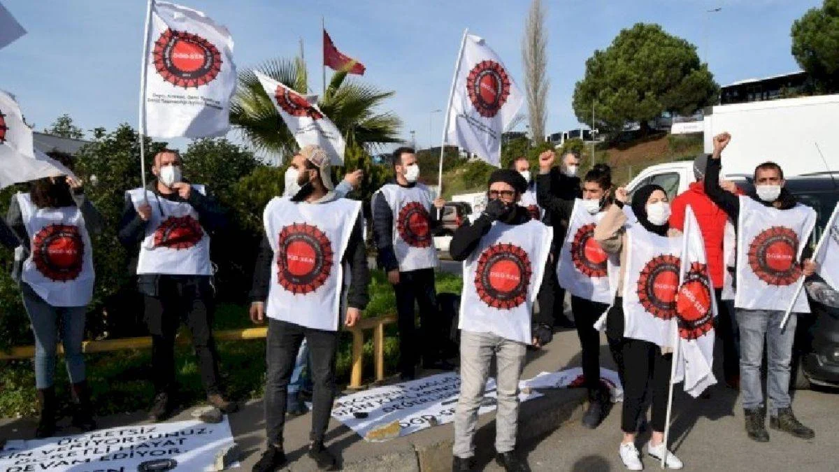 Tuncay Özilhan'ın evinin önüne gelen işçilere gözaltı