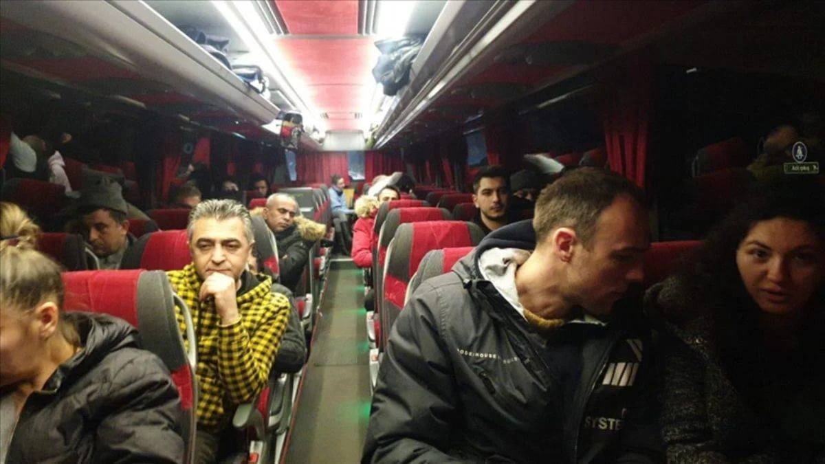 Ukrayna'daki Türkler Kiev'den otobüslerle ayrılıyor