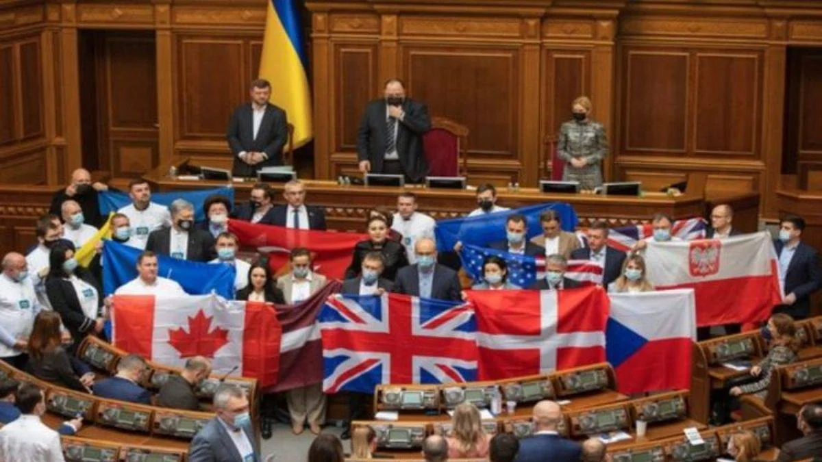 Ukrayna milletvekilleri destek veren ülkelerin bayraklarını açtı