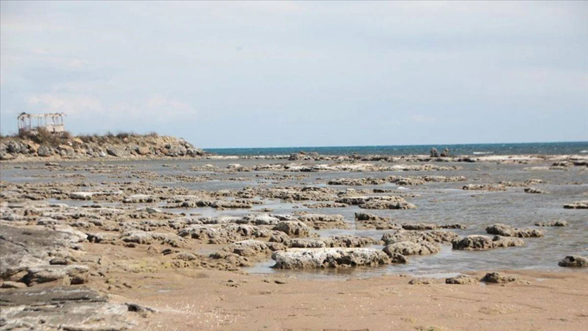 Antalya kıyılarında deniz suyu çekildi