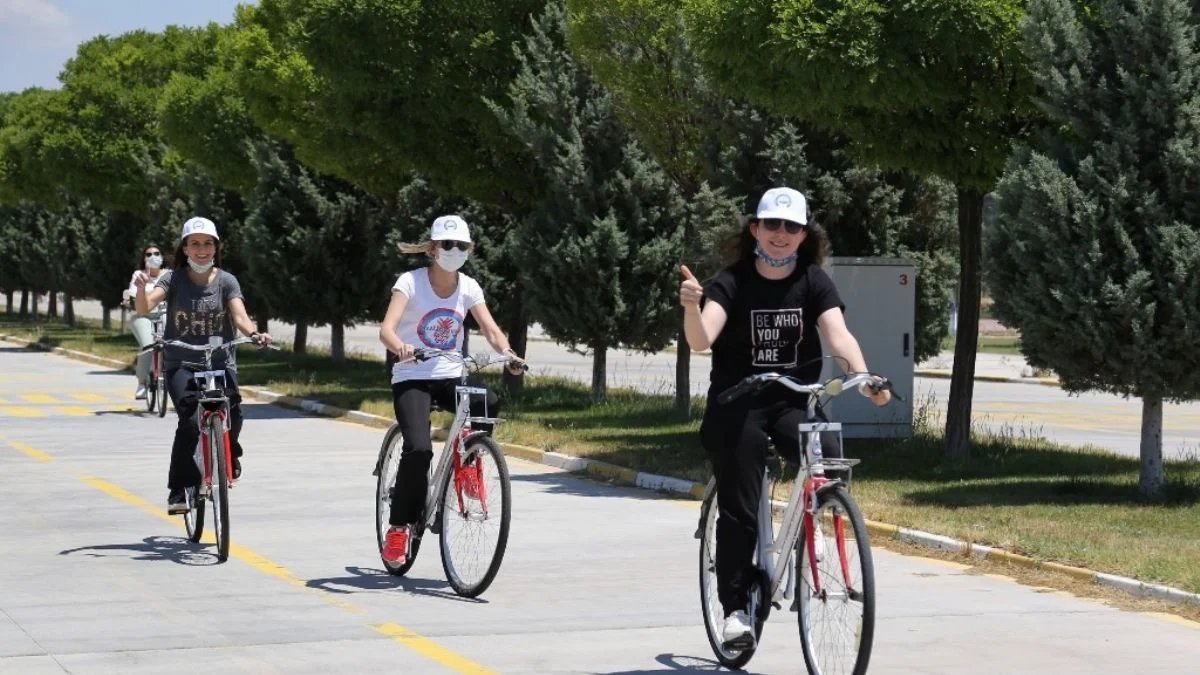 ASÜ öğrencileri bisikletlerle dünyanın etrafını 5 kez turladı