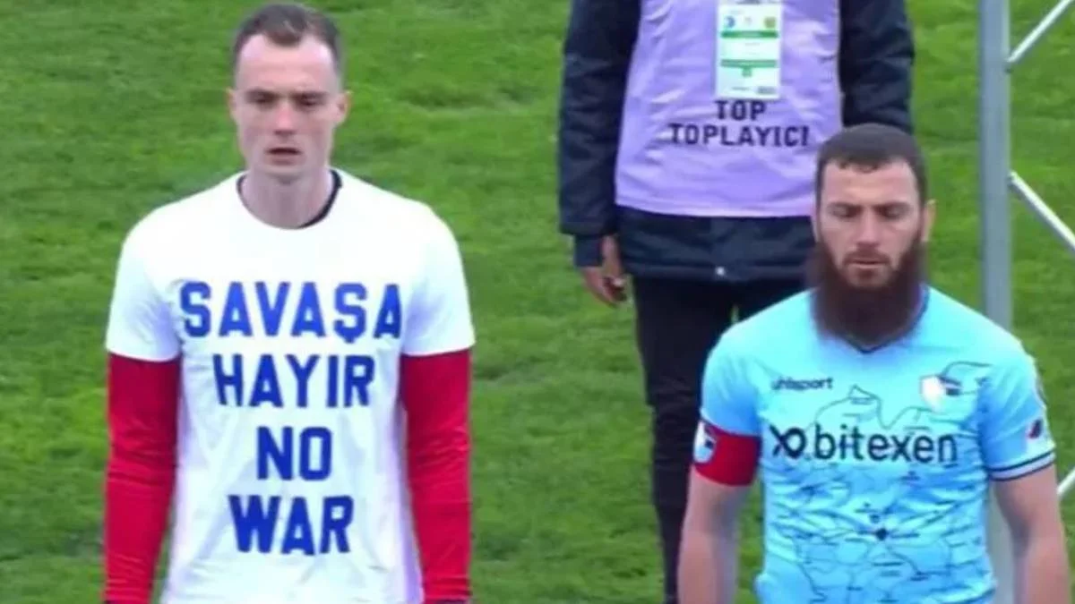 Aykut Demir kimdir? Aykut Demir ne dedi? Aykut Demir 'Savaşa Hayır' formasını neden giymedi?