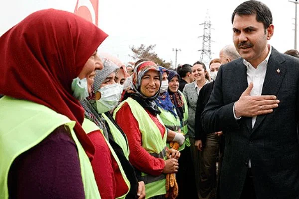 Bakan Kurum kadınlarla fidan dikti