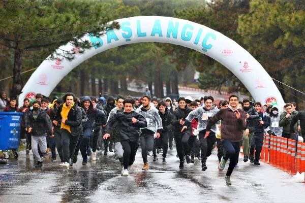 Başakşehirli gençler yağmura aldırmadan koştu