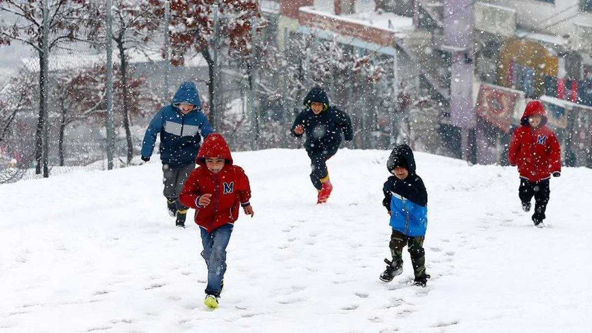 Bazı il ve ilçelerde kar nedeniyle eğitime ara verildi