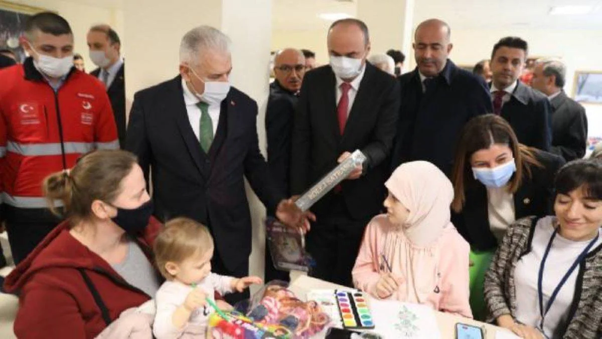 Binali Yıldırım'dan otele yerleştirilen Kırım Tatar Türklerine ziyaret