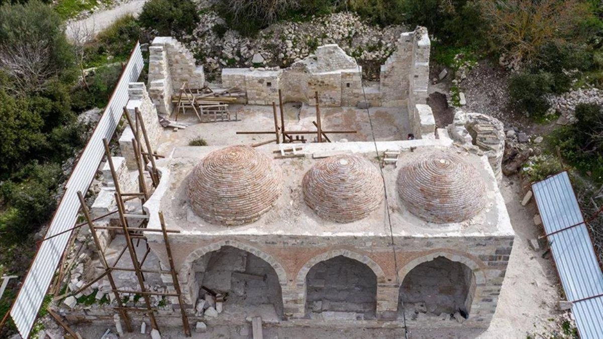 Çeşme'de 700 yıllık cami ayağa kaldırılıyor