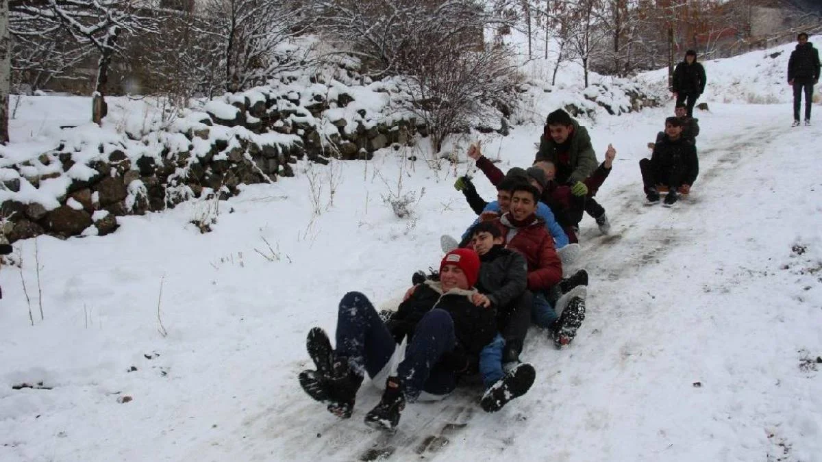 Diyarbakır'da yarın (15 Mart) okullar tatil mi? Diyarbakır'da 15 Mart Salı (yarın) okullar tatil oldu mu?