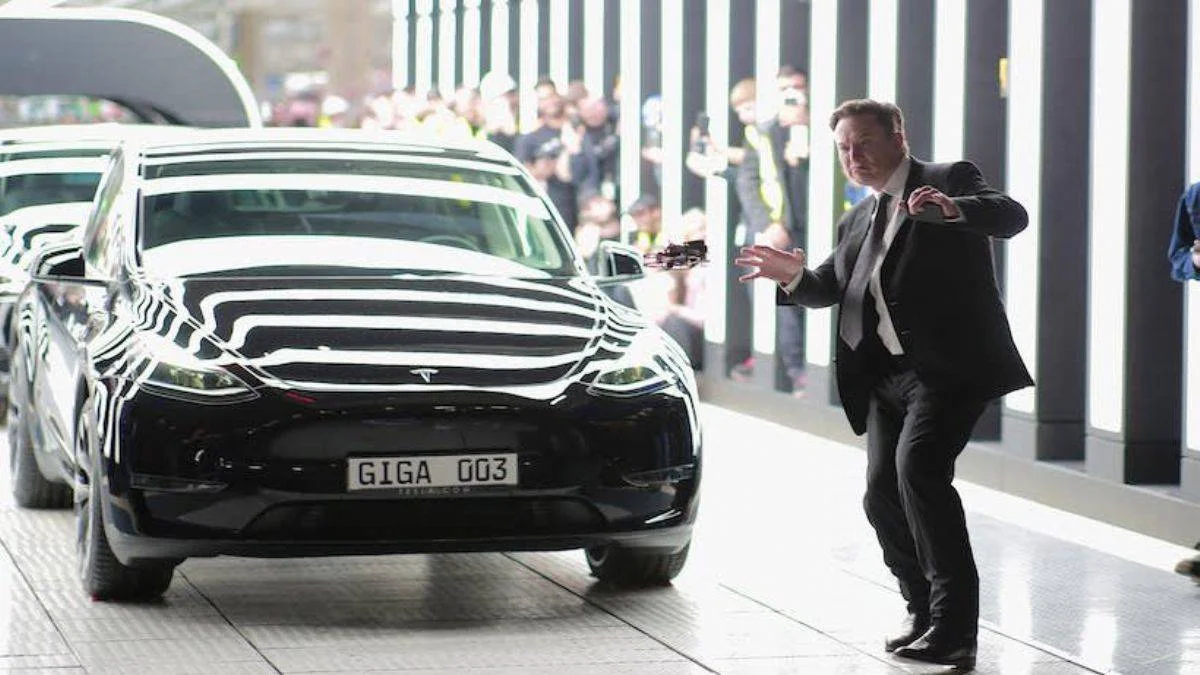 Elon Musk, Tesla'nın Almanya fabrikasını dans ederek açtı