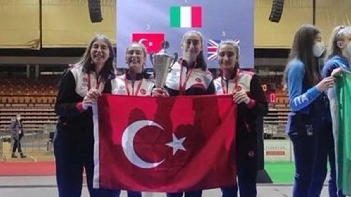 Eskrimde Fethiyeli Elif'ten tarihi başarı
