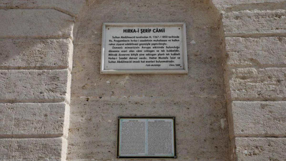 Hırka-i Şerifi ziyarete gelenler kapıdan döndü