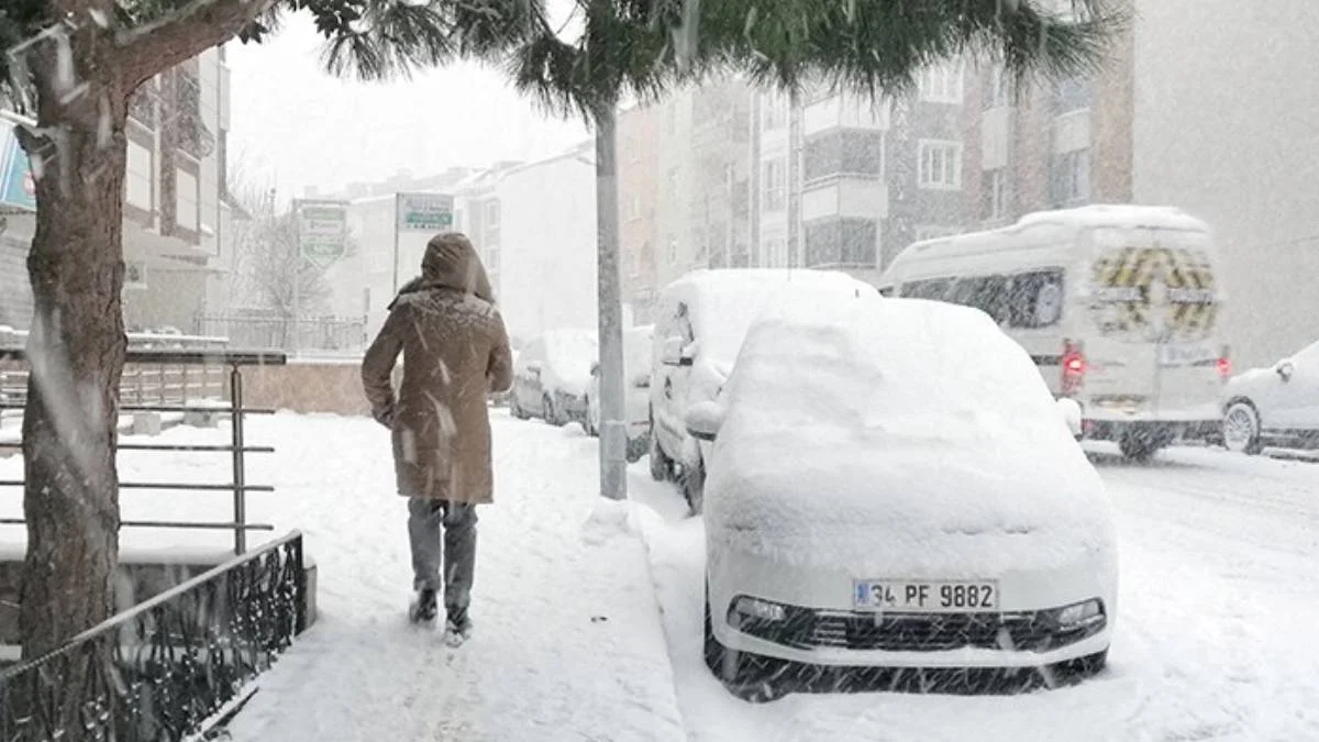 İstanbul'a beklenen kar geldi: ''Zorunlu olmadıkça dışarı çıkmayın!''