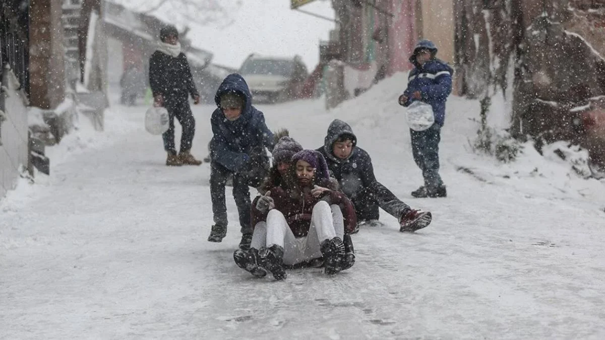 İstanbul'da yarın (10 Mart) okullar tatil mi? 10 Mart Perşembe İstanbul'da okullar tatil edilir mi?