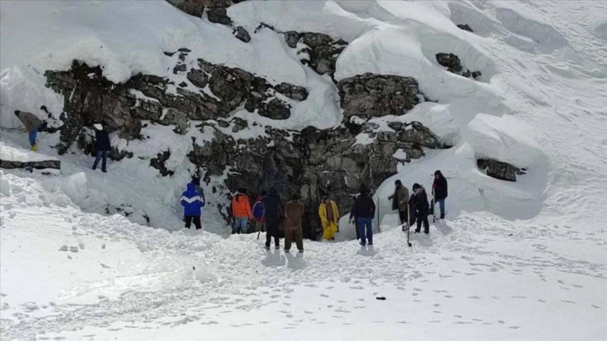 Kocadağ'daki mağarayı karla doldurdular