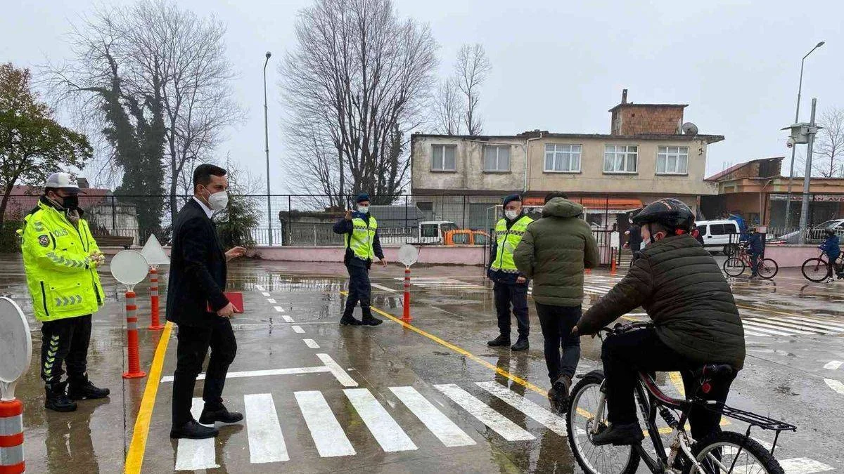 Ordu'da bisikletli öğrencilere trafik eğitimi