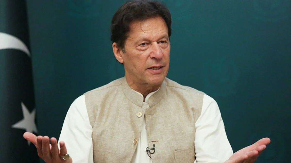 Pakistan Başbakanı Han'ı zorda bırakan iki istifa