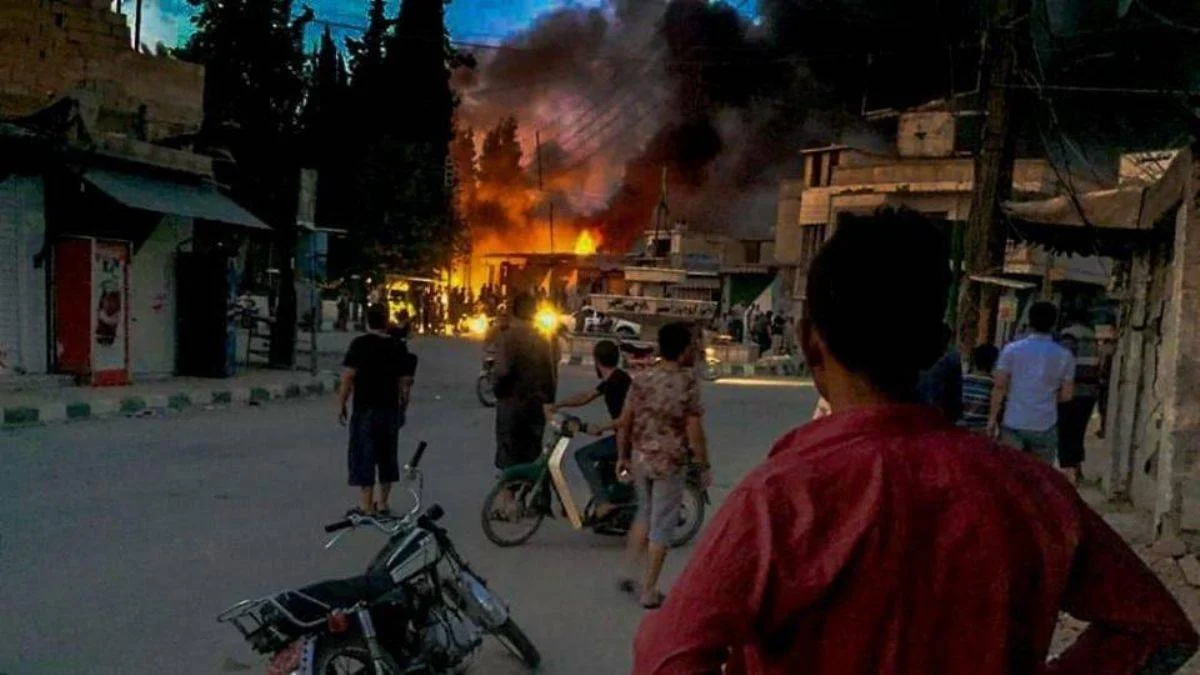 PKK, Deyrizor'da evleri ateşe verdi