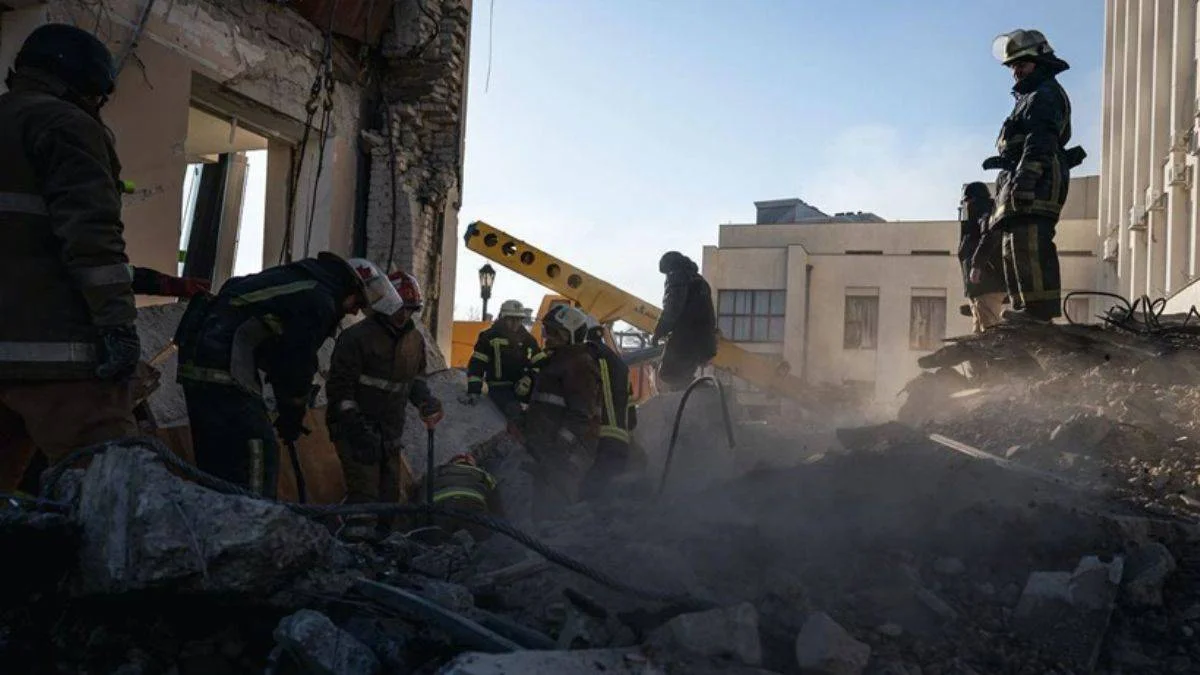 Rus ordusu Mariupol'a ''çok güçlü'' iki bomba attı