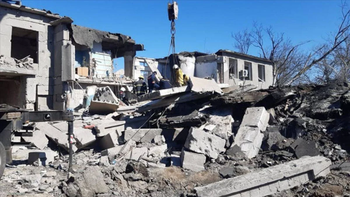 Ukrayna: Bombalanan okulun enkazından 7 kişinin cesedi çıkartıldı