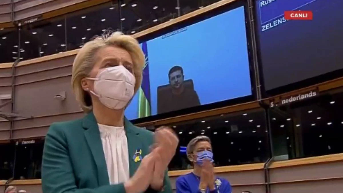 Zelenskiy'i ayakta alkışladılar