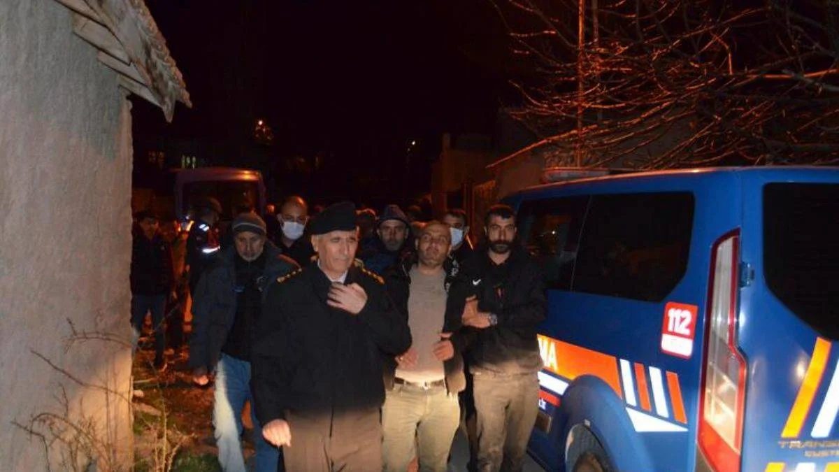 Annesi ve ağabeyini öldürüp, mezarlıkta intihar etti