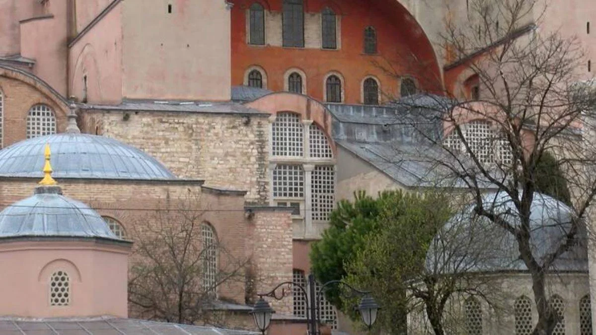 Ayasofya Camii'nin 'İmparatorluk Kapısı' tahrip edildi