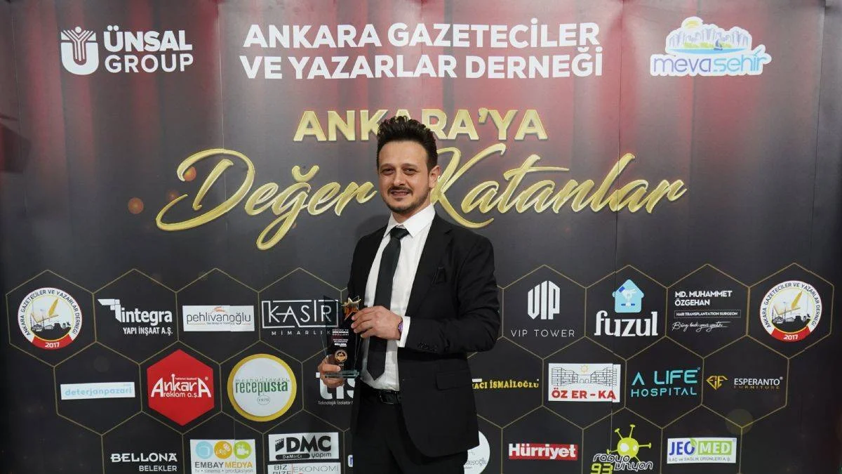 Belekler Bellona En İyi Çıkış Yapan Mobilya Bayisi ödülünün sahibi oldu, ödülü Yönetim Kurulu Başkanı Selim Belek aldı