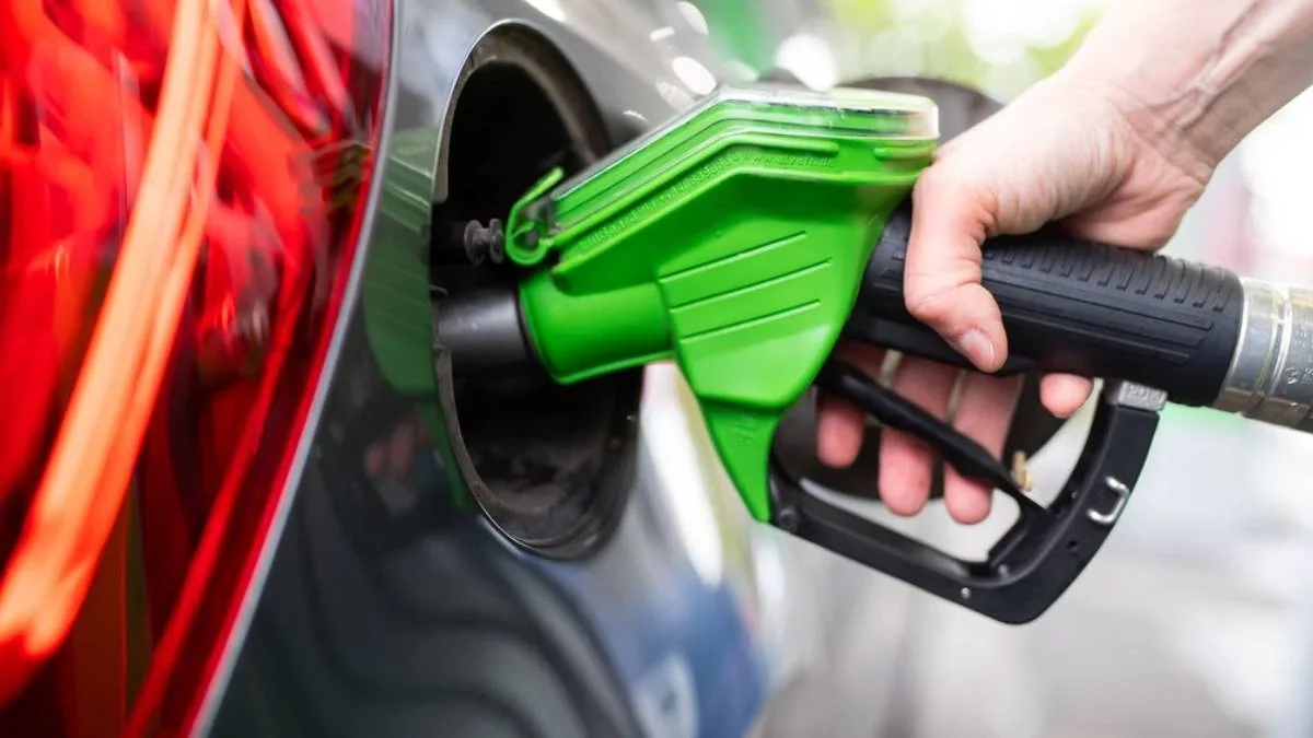 Benzine indirim yapıldı mı? 1 Nisan'da benzine indirim mi geldi? Benzin indirimi hangi gün geçerli? 2 Nisan Cumartesi benzin indirim |