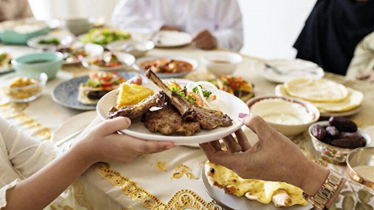 Bir iki damla adet kanaması orucu bozar mı? Ramazanda öğleden sonra adet olunca oruç bozulur mu?