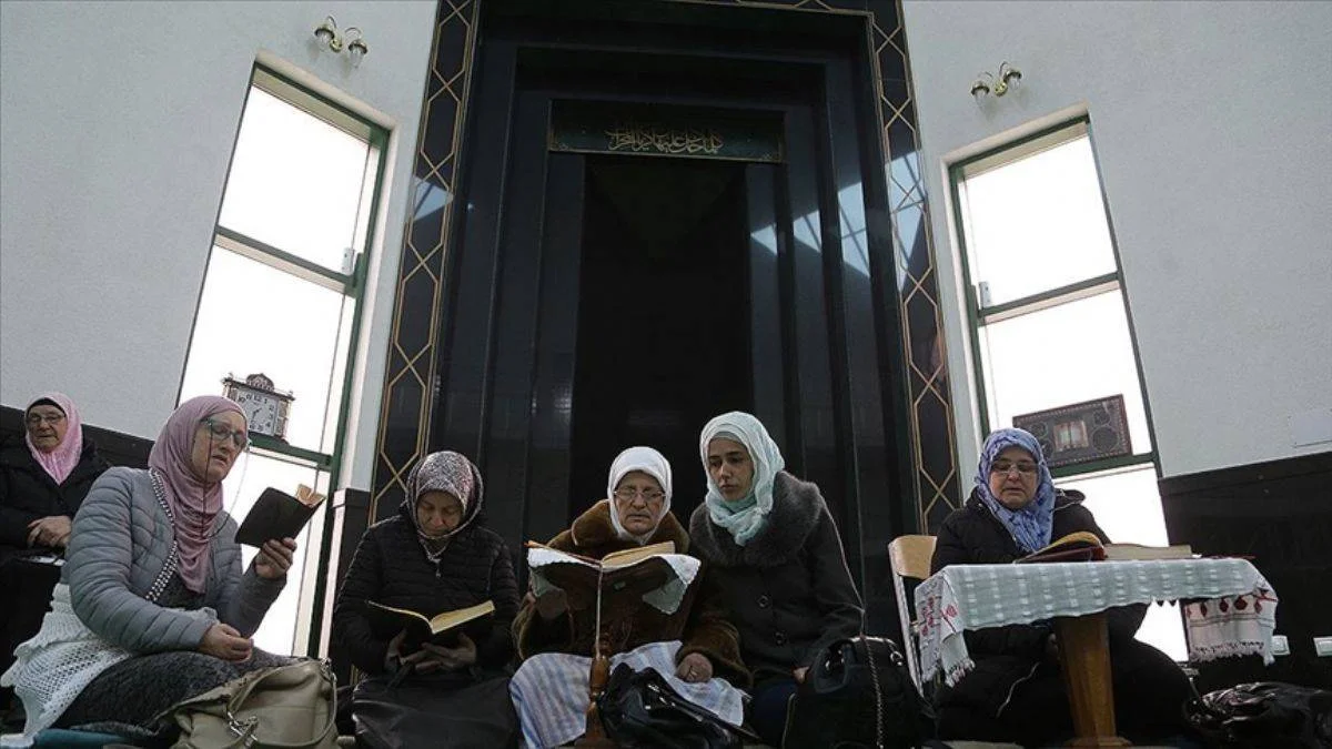 Bosnalı kadınların ramazan mukabelesi devam ediyor