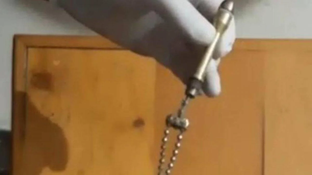 Boynunda kolye görünümlü kalem silahla yakalandı