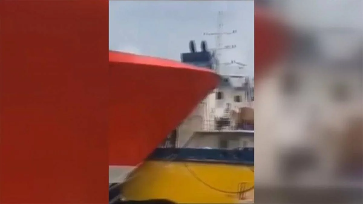 Cezayir Limanı'nda yolcu gemisi ile petrol tankeri böyle çarpıştı