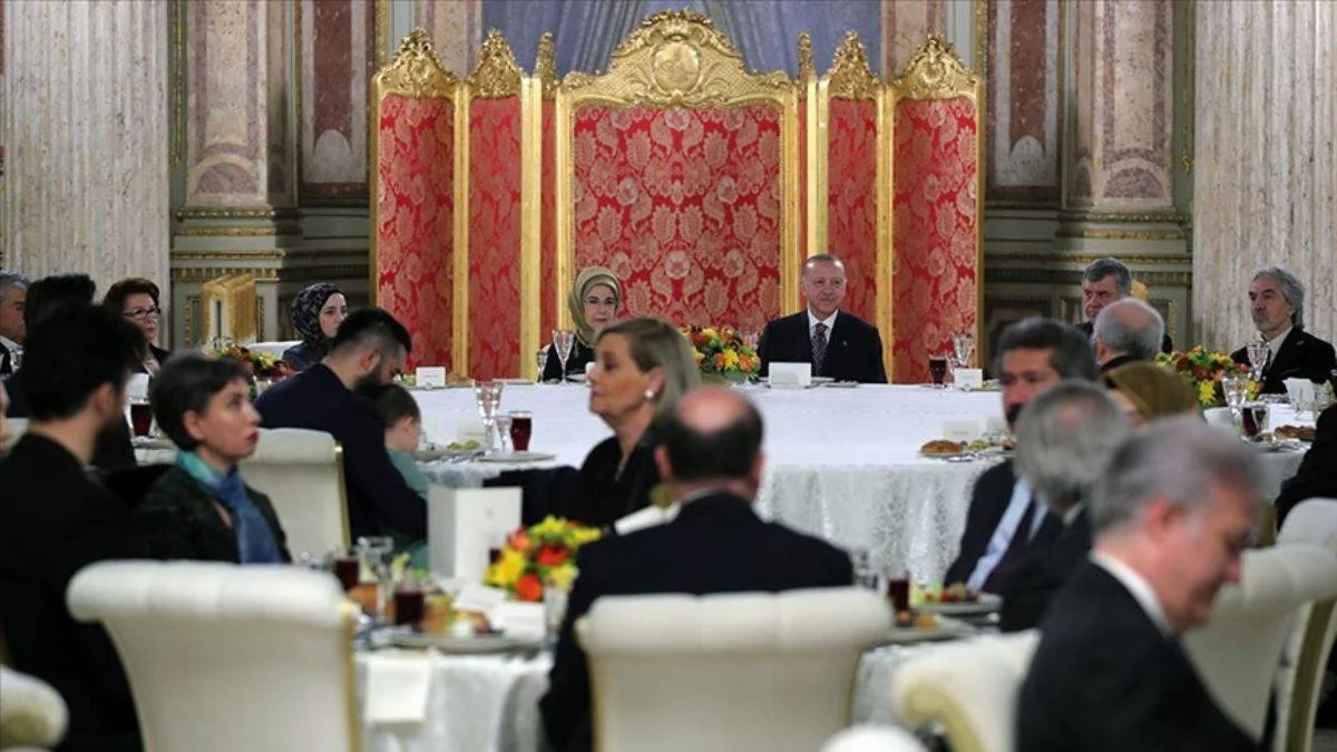 Erdoğan sanatçılarla iftar yaptı: Sanatçı toplumun aynasıdır