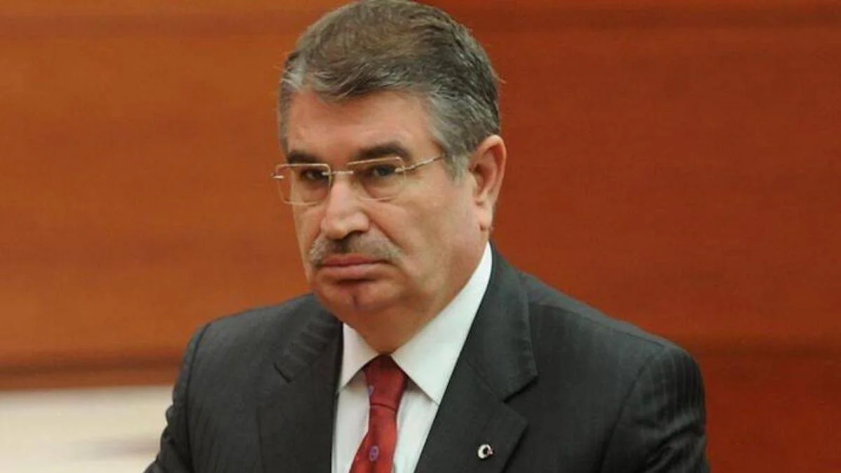 Eski bakan parti kuruyor