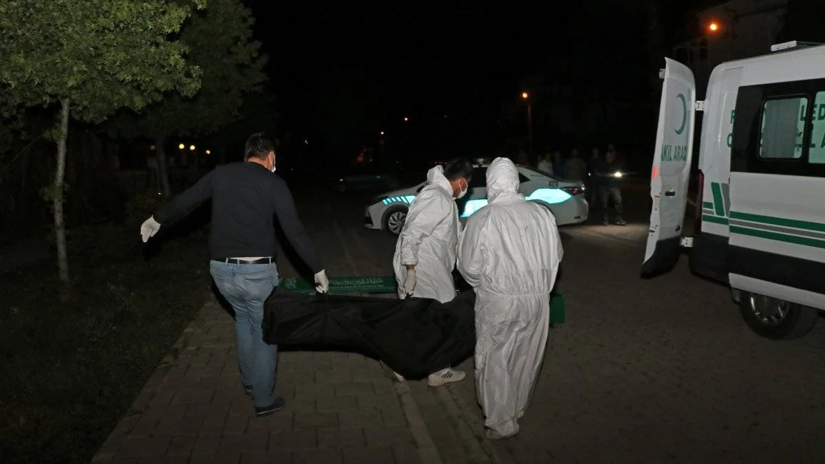 Ev arkadaşını çekiçle öldürdü
