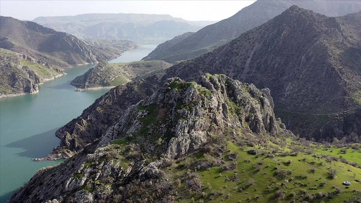 Fırat Nehri kıyısında 1800 yıllık kule bulundu
