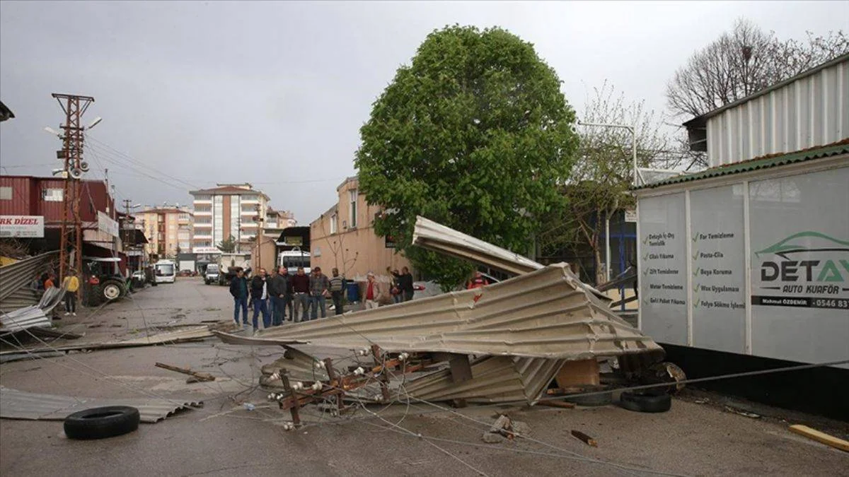 Fırtına birçok ilde yıktı geçti
